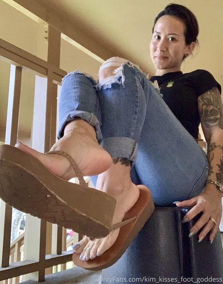 Kimkissesfootgoddess