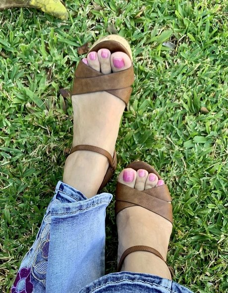 Kimkissesfootgoddess