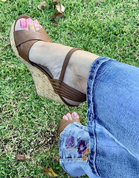 Kimkissesfootgoddess