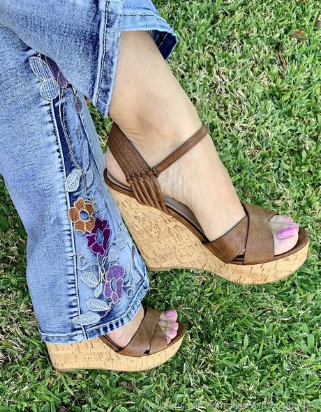 Kimkissesfootgoddess