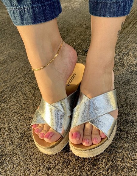 Kimkissesfootgoddess