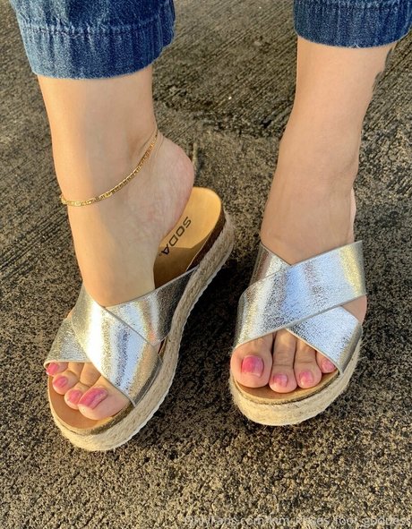 Kimkissesfootgoddess