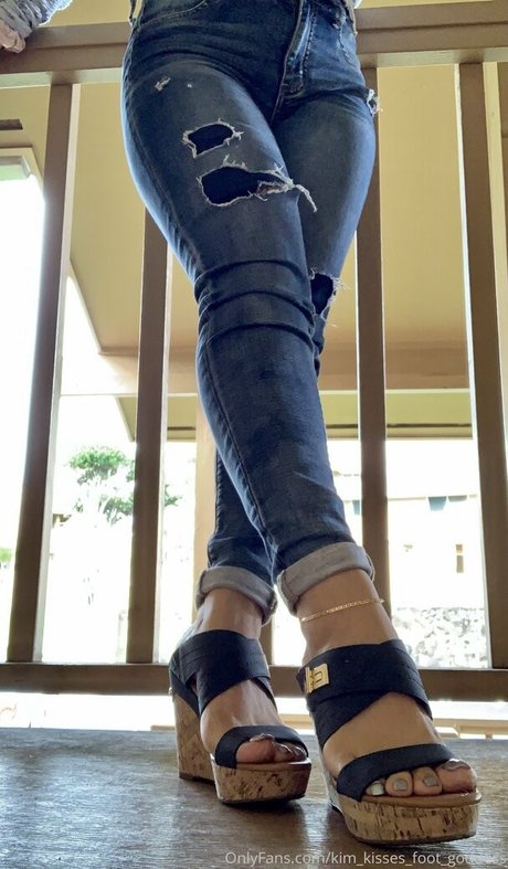 Kimkissesfootgoddess