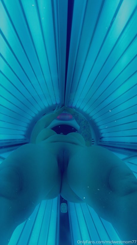 Nacktes geleaktes OnlyFans-Foto von Midwest Mom