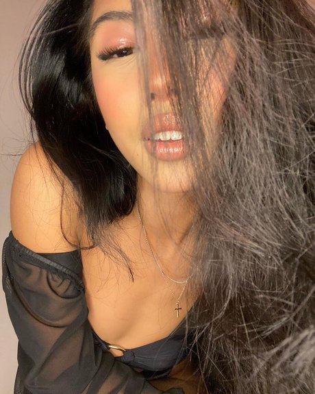 Nacktes geleaktes OnlyFans-Foto von Alyanna Joelle