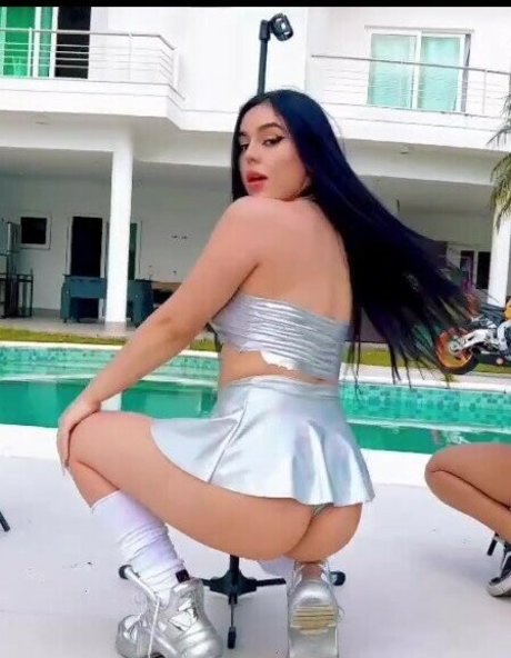 Bella Angel Dezoitou