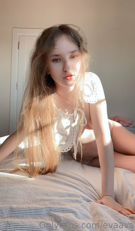 Nacktes geleaktes OnlyFans-Foto von Evaava