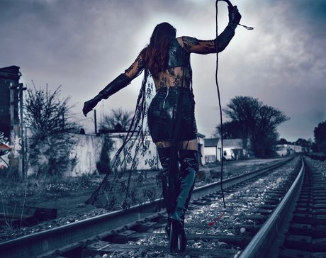 Femdom Mistress Carmen Lizzi