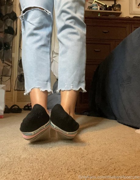 Thebarefootcutie