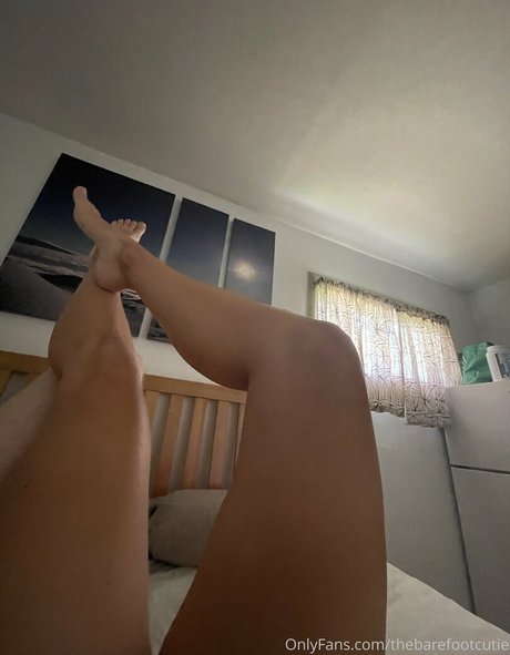 Thebarefootcutie