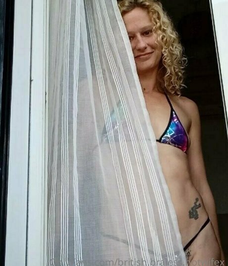 Britishbralesshotwifex