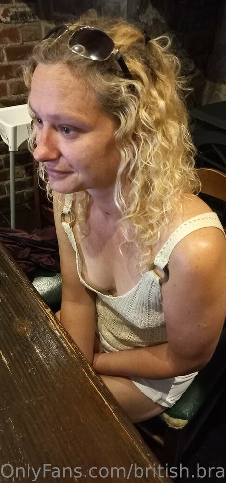 Britishbralesshotwifex