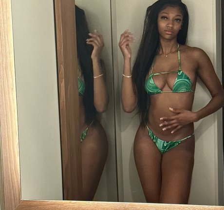 Nacktes geleaktes OnlyFans-Foto von Angel Reese