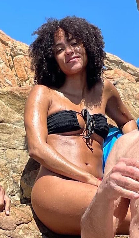 Nacktes geleaktes OnlyFans-Foto von Lou Llobell