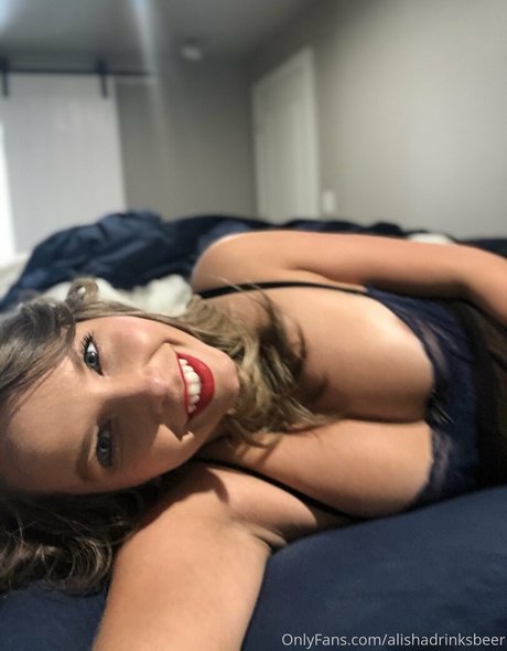 Nacktes geleaktes OnlyFans-Foto von Alishadrinksbeer