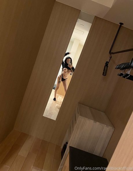 Nacktes geleaktes OnlyFans-Foto von Raelilblack