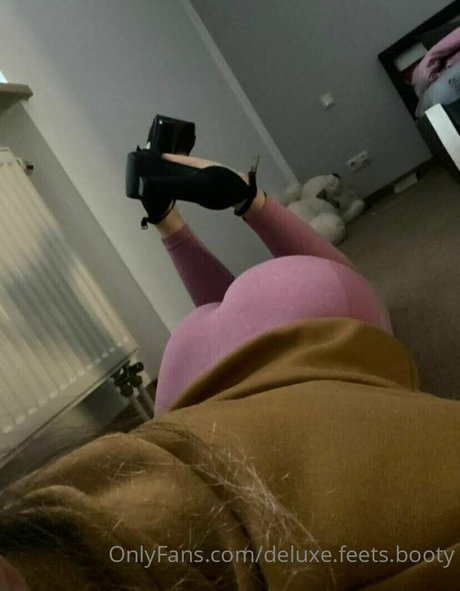Deluxefeetsbooty