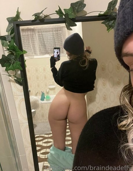 Nacktes geleaktes OnlyFans-Foto von Braindeadeffy