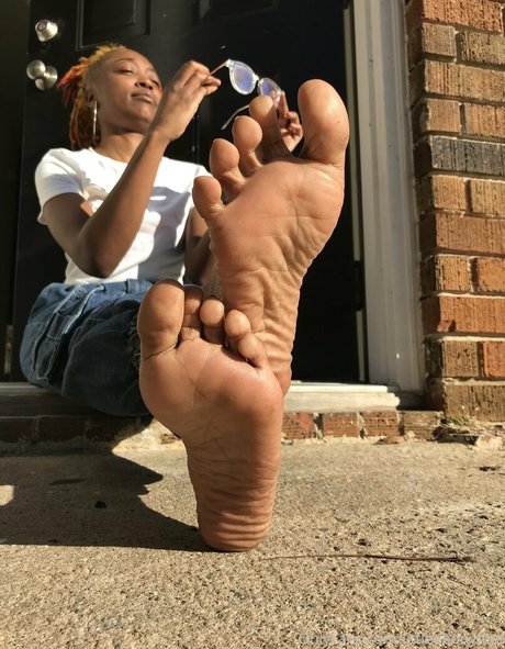 Littleebonyfeet
