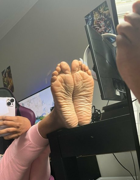 Littleebonyfeet