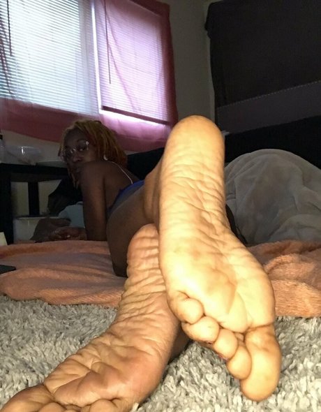 Littleebonyfeet