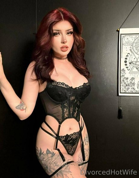 Divorcedhotwife